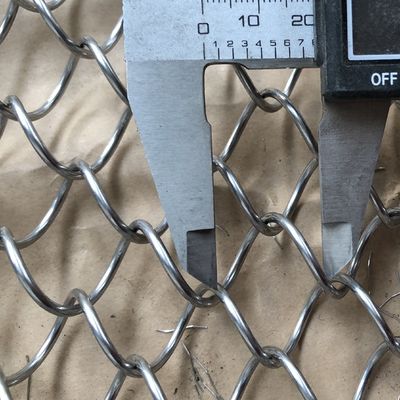 الزخرفة الداخلية المعدنية الملفوفة الستائر السلكية المخصصة 9mm 80٪ المنطقة المفتوحة