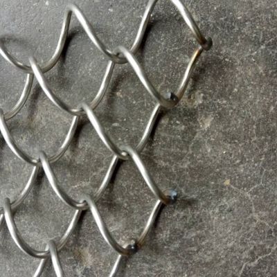 الزجاجات المعدنية الطويلة المخصصة لتزيين المطاعم