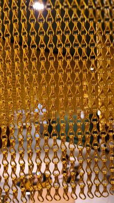 شاشة ذبابة سلسلة ألومنيوم متينة بقطر سلك 1.2 مم ومساحة مفتوحة 60٪ للتهوية المثالية وحجم خطاف 12 × 24 مم